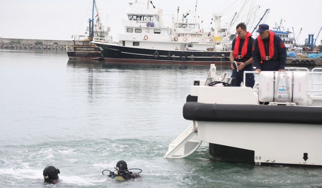 Samsun'da dalgıçlar deniz dibinde temizlik yaptı