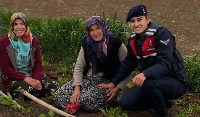Samsun'da jandarma tarlada çalışan kadınların 1 Mayıs Emek ve Dayanışma Günü'nü kutladı