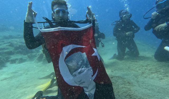 Samsunlu sporcular 19 Mayıs'ı denizin altında Türk bayrağı açarak kutladı