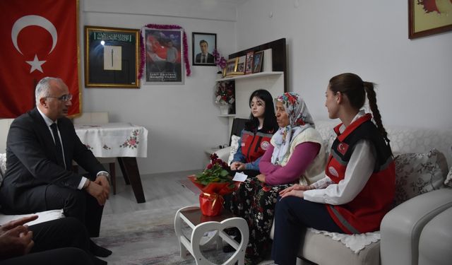 Şehit Öğretmen Necmettin Yılmaz'ın ailesine "Anneler Günü" ziyareti