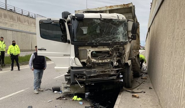 Sinop'ta alt geçit duvarına çarpan kamyonun sürücüsü yaralandı