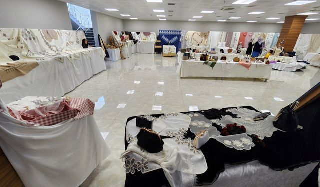 Suluova Halk Eğitim Merkezi yıl sonu sergisi açıldı