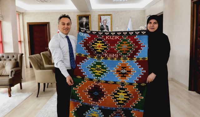 TOGÜ Rektörü Yılmaz'a Kızık kilimi hediye edildi