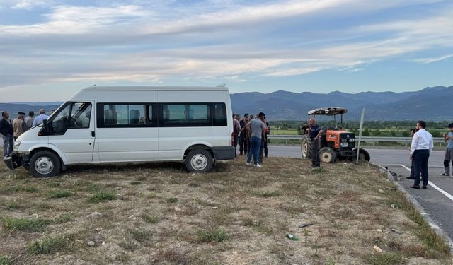 Tokat'ta minibüs ile traktörün çarpıştığı kazada 7 kişi yaralandı