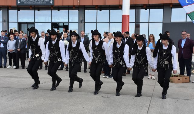 Trabzon ile Taşkent arasında başlatılan uçak seferlerinin ilk yolcuları geldi
