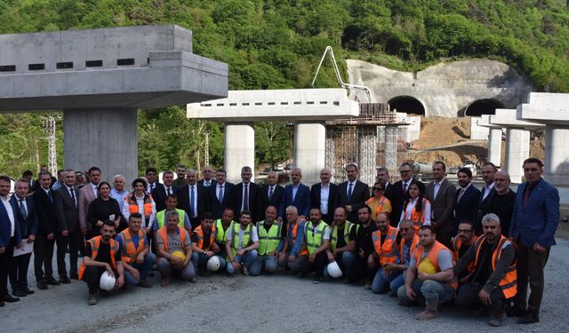 Ulaştırma ve Altyapı Bakanı Uraloğlu, Trabzon'da partisinin il danışma toplantısında konuştu: