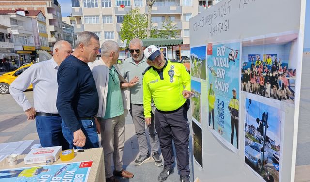 Yakakent’te trafik ekipleri, vatandaşları bilgilendirdi