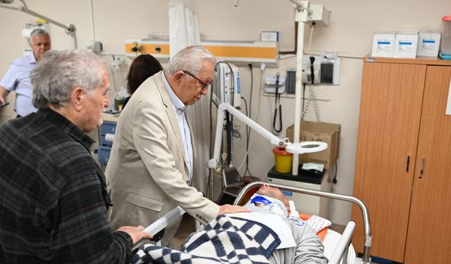 Zonguldak'ta freni arızalanan kamyonet garaja çarptı, 2 kişi yaralandı