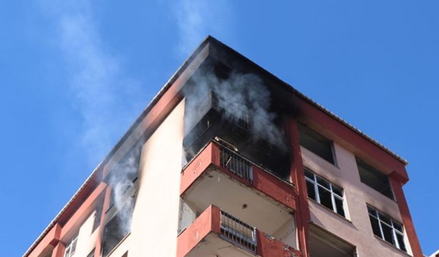 Rize'de "riskli yapı" olduğu gerekçesiyle tahliye edilen binada çıkan yangın söndürüldü