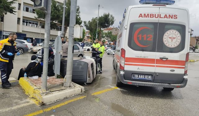 Çorum'da otomobil ile üç tekerlekli aracın çarpıştığı kazada 4 kişi yaralandı