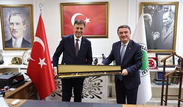 İzmir Büyükşehir Belediye Başkanı Tugay'dan 'çıplak ayaklı' eylem açıklaması