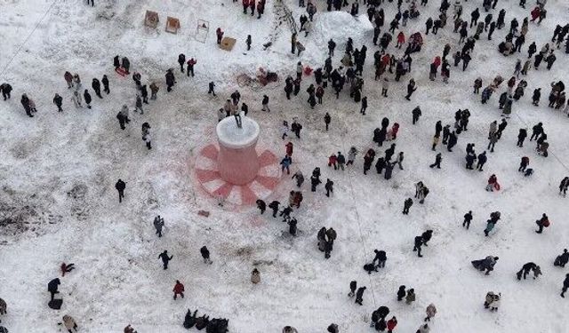 Ayder'de kar festivali kayakla başladı; kardan çay bardağı görücüye çıktı