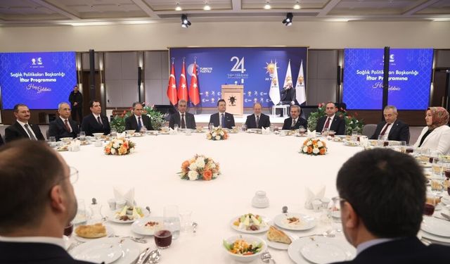 Bakan Memişoğlu, sağlık çalışanlarıyla iftar yaptı