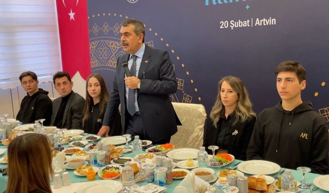 Bakan Tekin Artvin'de öğrencilerle iftar sofrasında buluştu