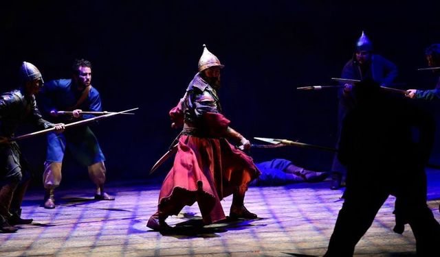 Erzurum Devlet Tiyatrosu’nda ‘Timur ve Yıldırım’ oyunu ilgi gördü
