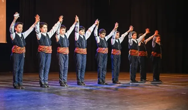 Erzurum'da "Anadolu'nun Renkleri Halk Oyunları Şöleni" düzenlendi