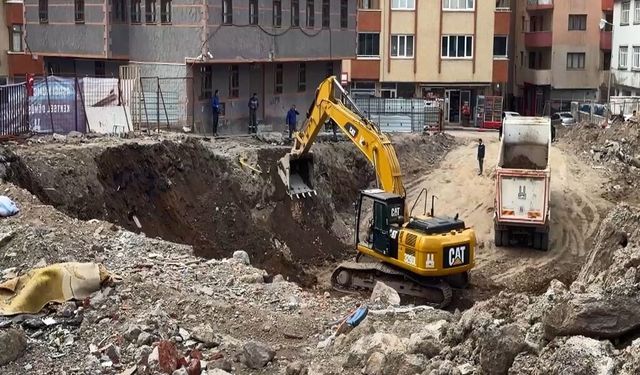 İnşaat temel kazısı sırasında doğal gaz borusu patladı