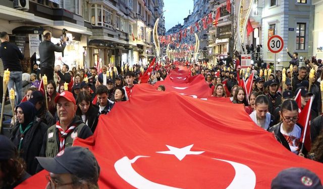 Samsun sahili kırmızı-beyaza büründü