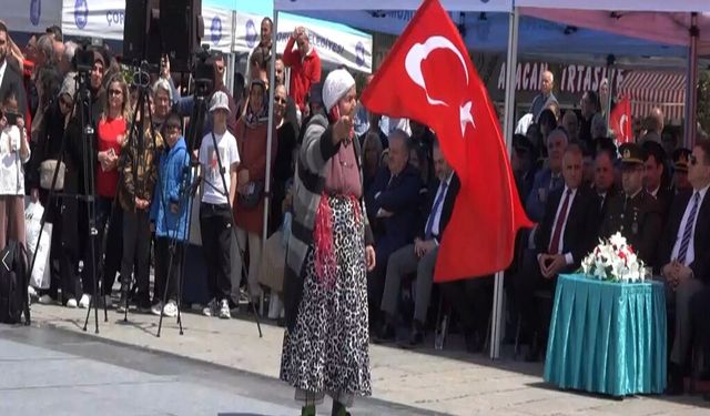 90 yaşındaki kadın, marşlarla bayramı kutladı