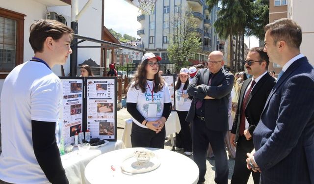 Çayeli’nde öğrencilerin hazırladığı TÜBİTAK 4006 projeleri yoğun ilgi gördü