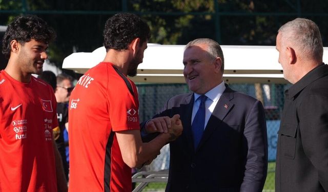 Bakan Bak, A Milli Futbol Takımı’nın antrenmanını takip etti