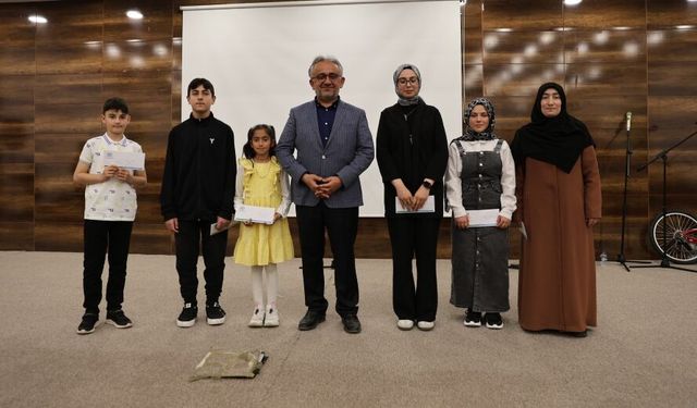 Bayburt'ta "Ufka Yolculuk Bilgi ve Kültür Yarışması"nda dereceye girenler ödüllerini aldı