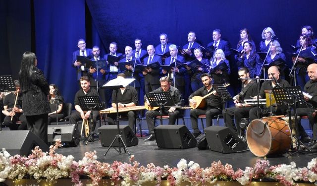 Trabzon'da sağlıkçılardan oluşan koro konser verdi