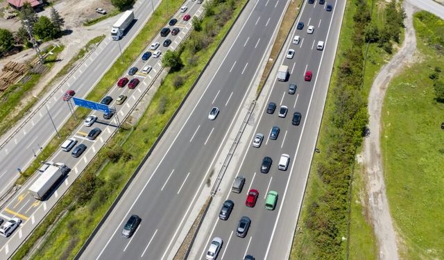 Dönüşe geçen tatilciler Anadolu Otoyolu'nun Bolu kesiminde yoğunluk oluşturuyor