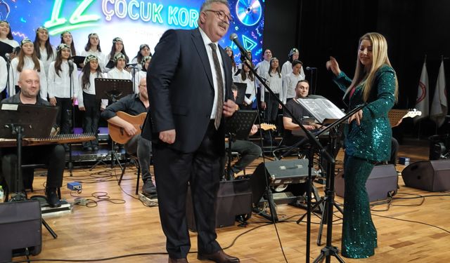 Okul müdürünün çocuk korosuyla söylediği şarkı milyonlarca izlendi