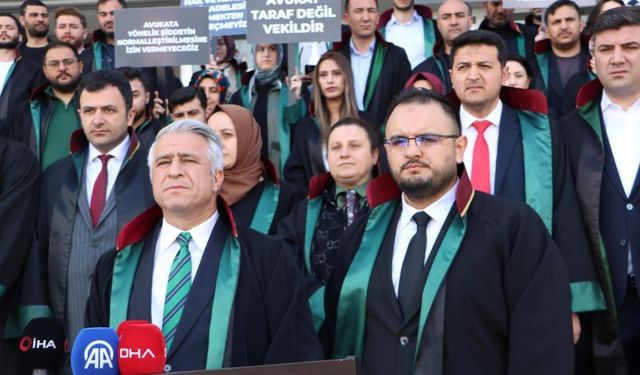 Bıçaklı saldırıya uğrayan avukat yara almadan kurtuldu; barodan destek açıklaması