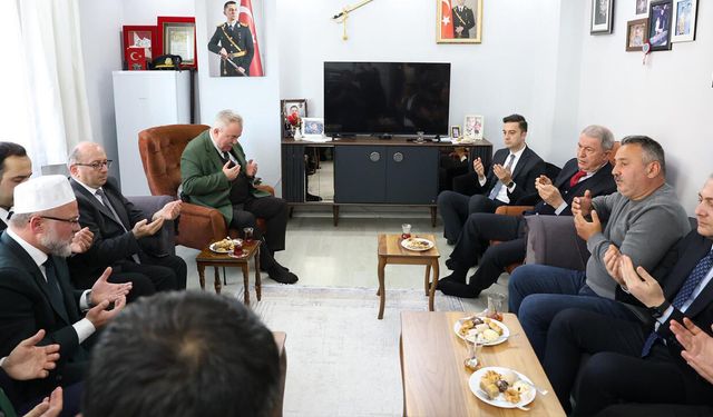 Millî Savunma Eski Bakanı Hulusi Akar Şehit Teğmen Ceyhun Kalyoncu’nun ailesini ziyaret etti