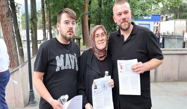Anne ve iki oğlu aynı okulda üniversite sınavına girdi