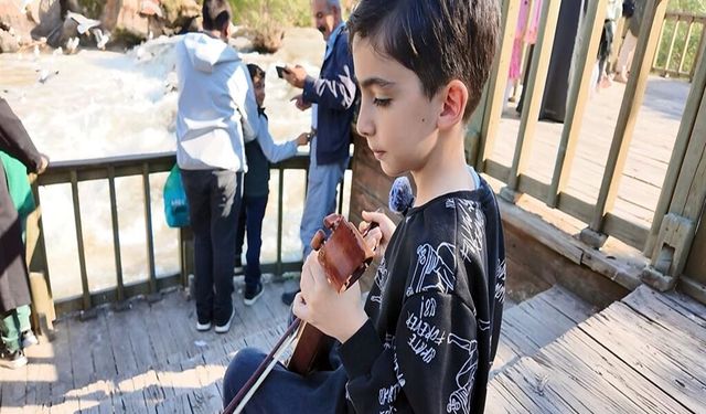Küçük Kemençeci Mert Ali, Van'ın eşsiz doğa şölenine kemençesiyle eşlik etti