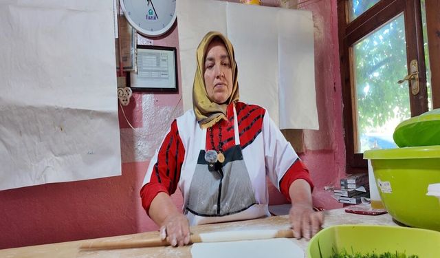 Gözleme pişirip satarak 5 çocuğunu büyüttü
