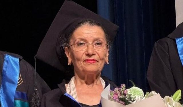 76 yaşında üniversiteden mezun olup kep attı