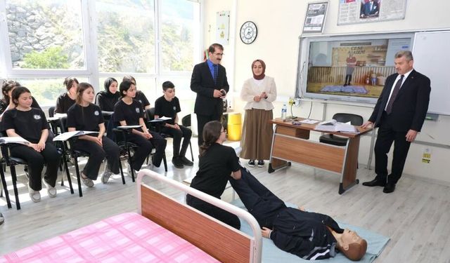 Artvin Valisi Ergün okul ziyaretinde bulundu