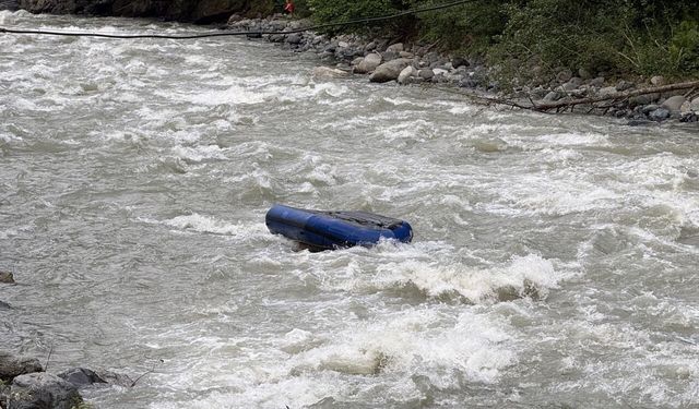 Rize'de kaybolan kişiyi arama çalışmalarında botun devrilmesi sonucu 1 AFAD personeli hayatını kaybetti