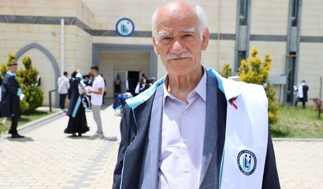 Hayali olan tarih bölümünden 75 yaşında mezun oldu