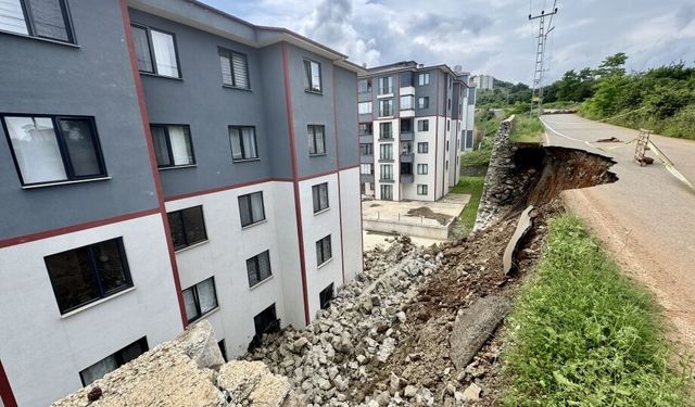 Trabzon'da çöken istinat duvarı 2 daireye zarar verdi