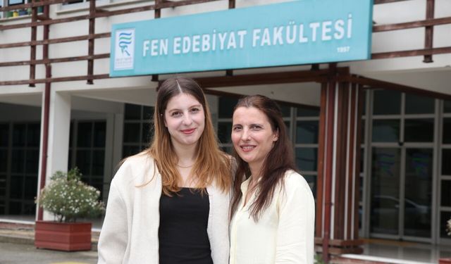 Üçüncü üniversite diplomasını birincilikle alan kadın kızına örnek oldu