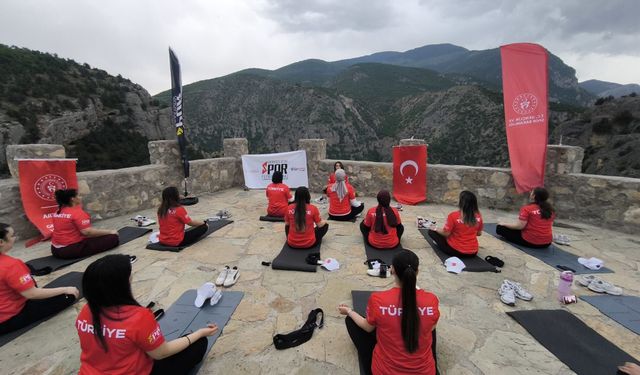 Cehennem Deresi Kanyonu'nda yoga yaptılar