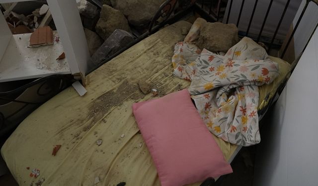 Çocuğunu saniyelerle kurtardı; istinat duvarının çökme anı kamerada
