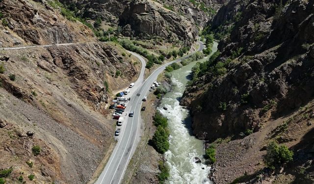 Dereye düşen kamyonette kaybolan baba-oğlu arama çalışmaları dronela devam etti