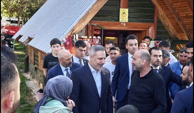 Hakan Fidan ve Ömer Çelik Bolu'da göl kenarında vatandaşlarla buluştu
