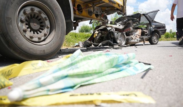 Otomobil, park halindeki TIR'a çarptı; sürücü ile eşi öldü