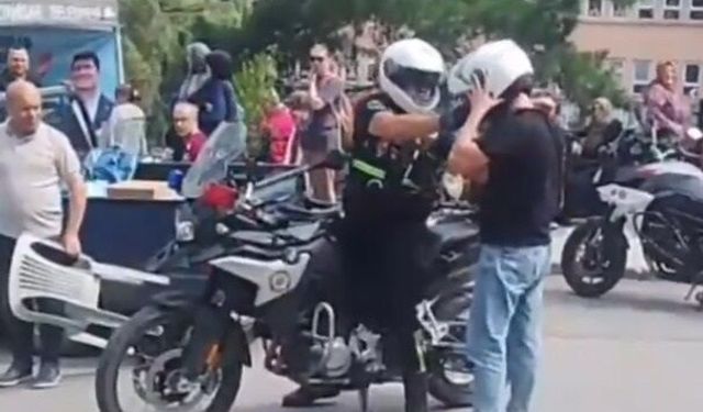 Sınava geç kalan öğrencilerin yardımına polis yetişti