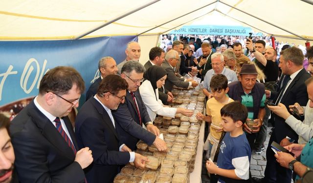 Trabzon Büyükşehir'den 3 bin kişiye aşure ikramı
