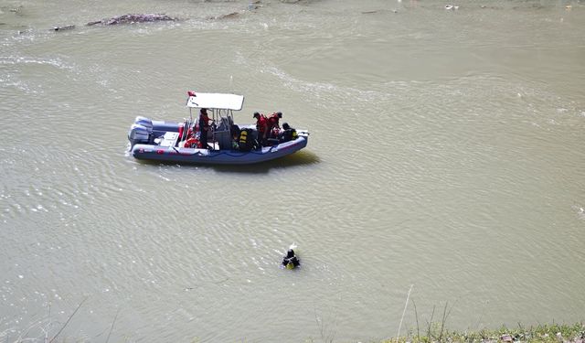 Dereye düşen kamyonette kaybolan baba ve oğlunu arama çalışmaları 3'üncü gününde