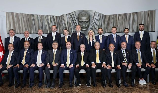 Fenerbahçe’de Aziz Yıldırım başkanlığında ilk yönetim kurulu toplantısı yapıldı