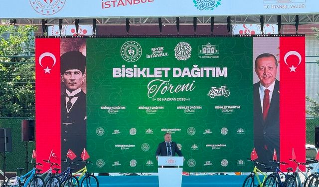 Gençlik ve Spor Bakanı Bak, Bahçelievler'deki bisiklet dağıtım törenine katıldı